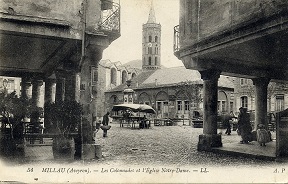 Millau : place Foch et église Notre-Dame-de-L'Espinasse